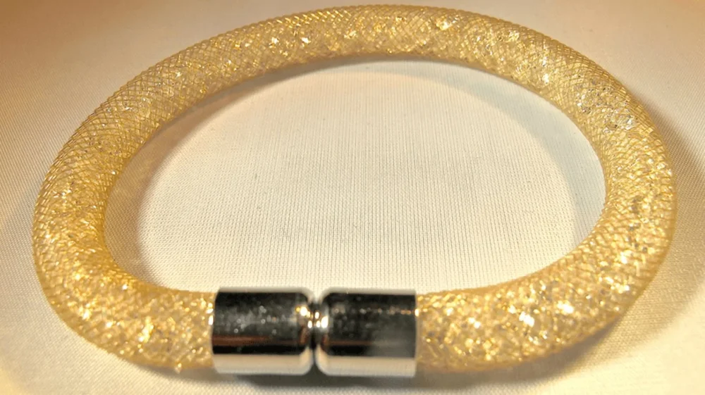 Guldfärgad armband fylld med vita kristaller - Bild 1