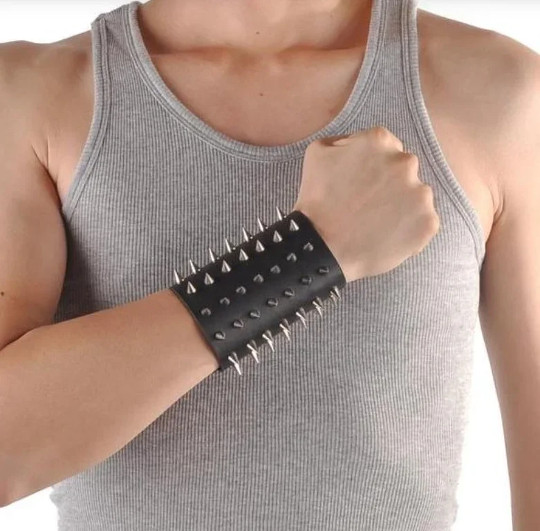 Brett Svart Läderarmband med Spetsiga Nitar – Justerbart Punk/Rock Cuff - Bild 2