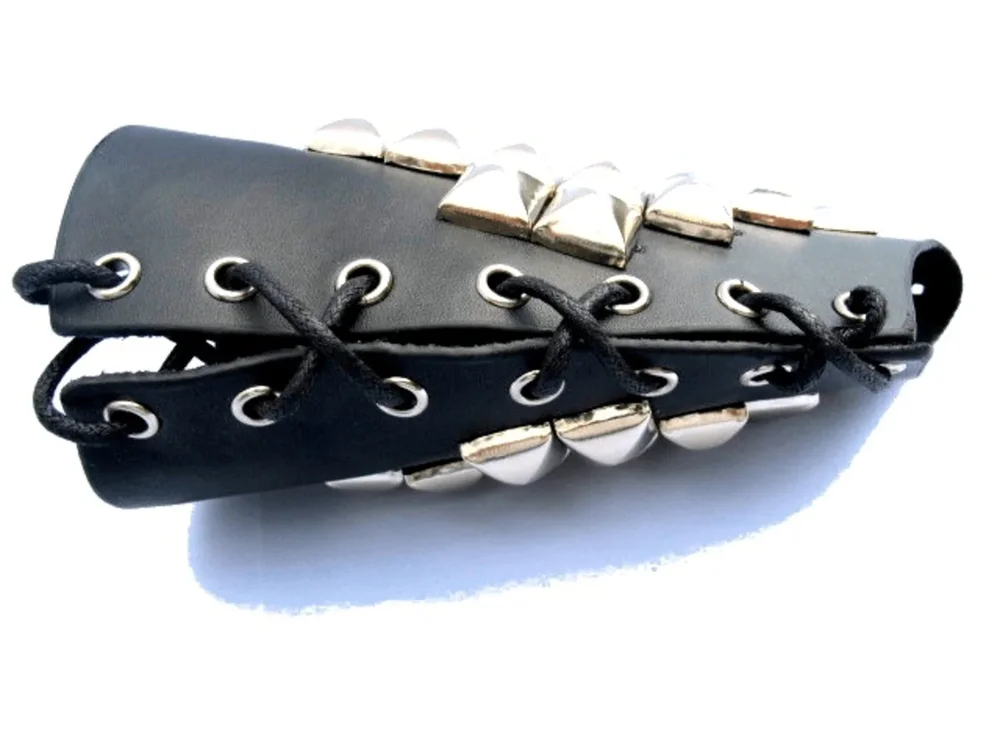 Stort läderarmband med pyramid nitar - Bild 2