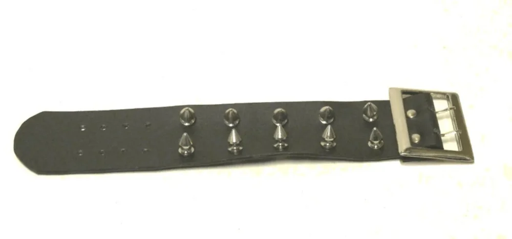 Svart läderarmband med kon nitar - Bild 2