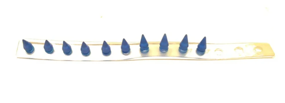 Armband med blåa gummi nitar - Bild 2