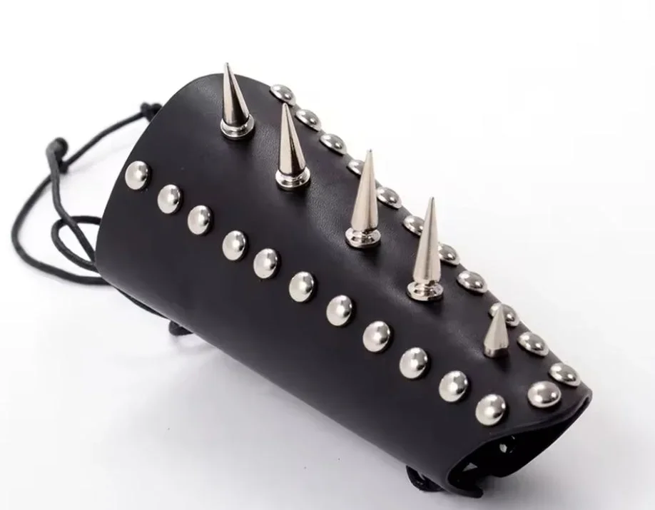 Svart Läderarmband med Spetsnitar & Snörning - Bild 1