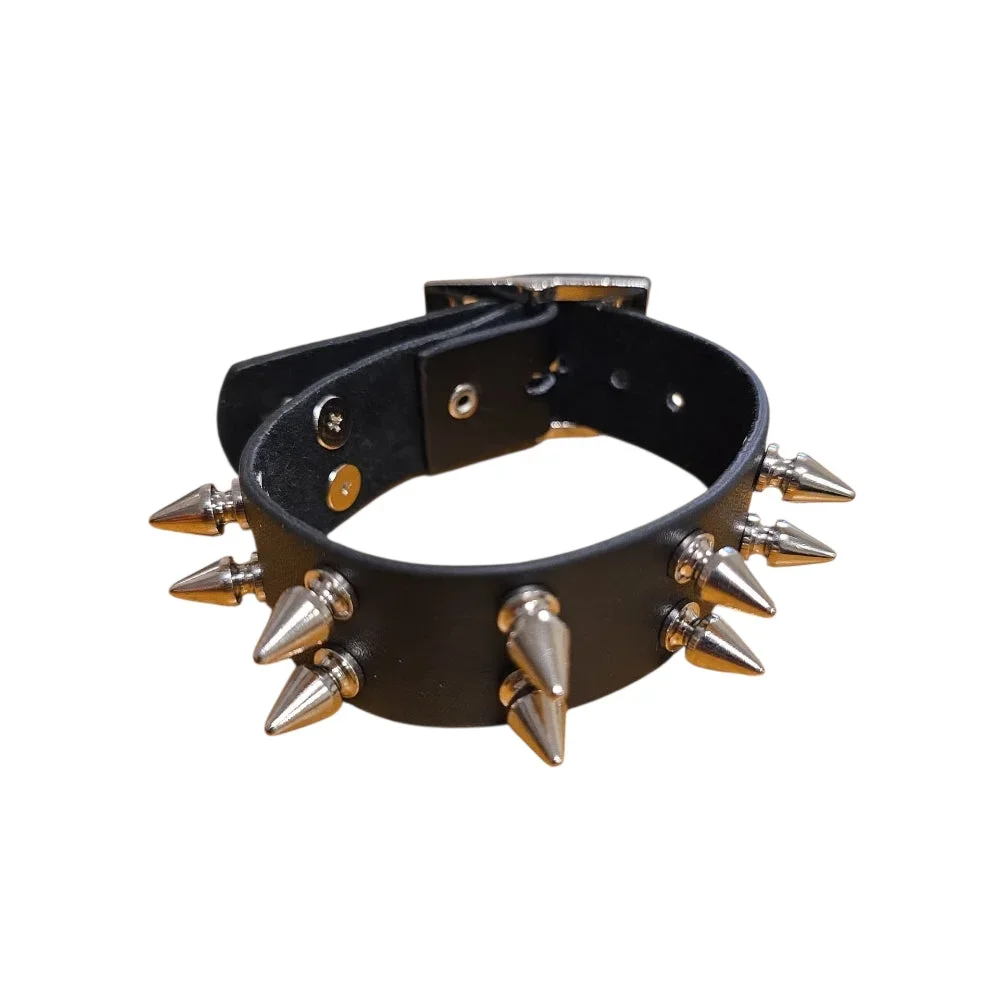 Svart läderarmband med dubbla rader konformade spikes - Bild 1