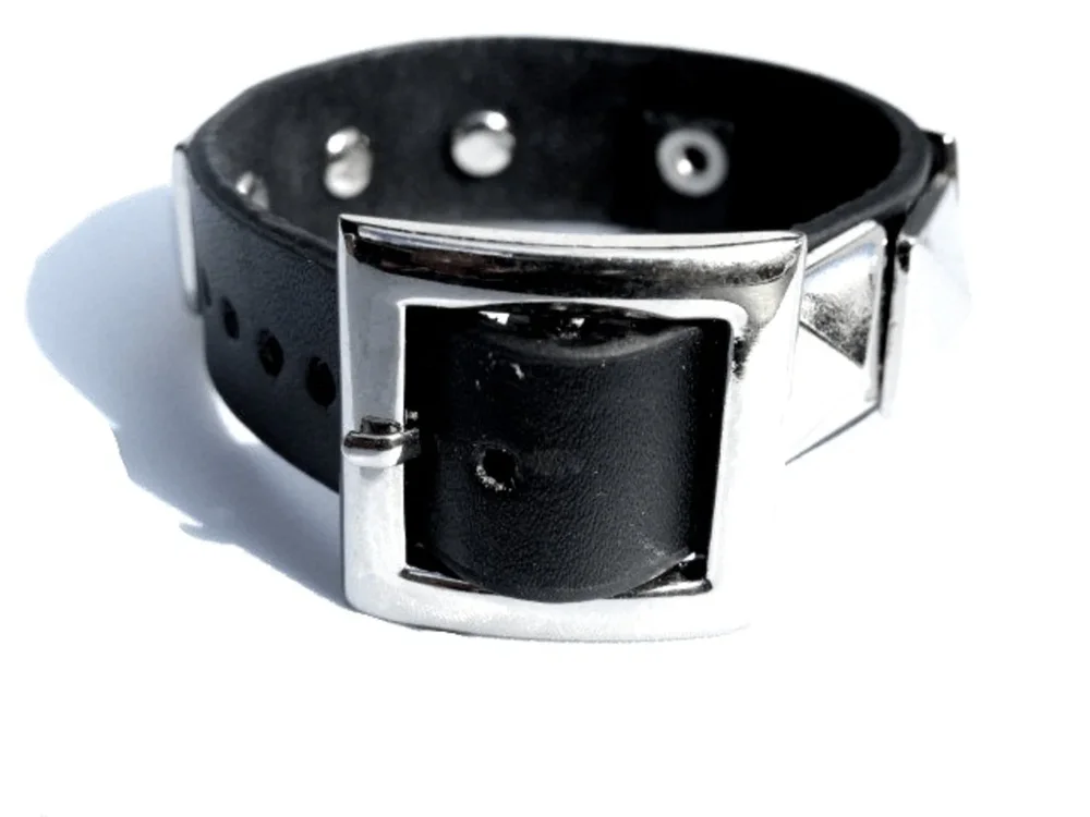 Läderarmband med ring och nitar - Bild 2