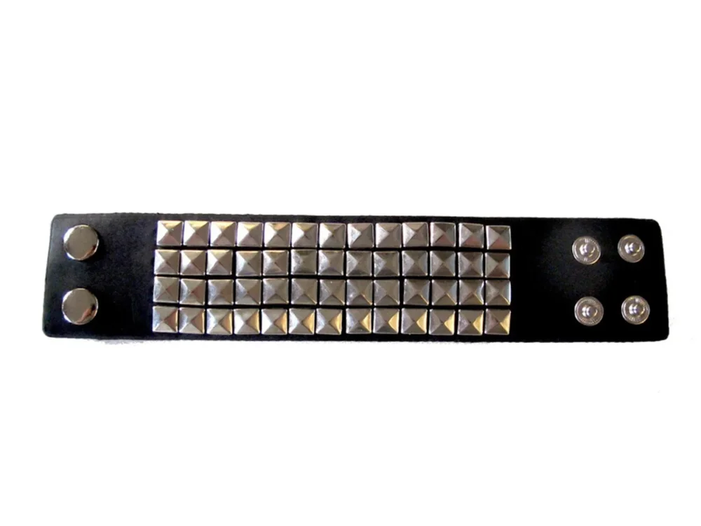 Svart läderarmband med silverfärgade nitar - Bild 2