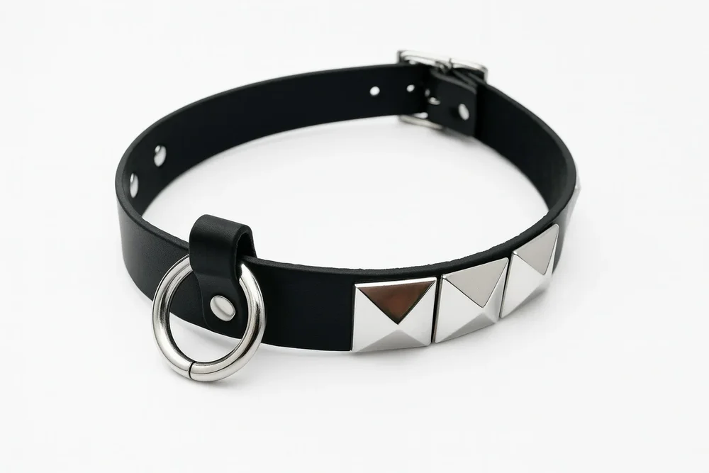 Svart choker med fyrkantnitar och metallring - Bild 2