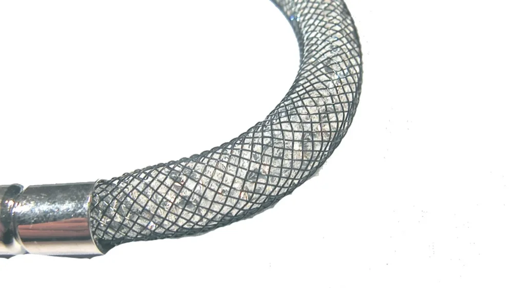 Svart armband fylld med vita kristaller - Bild 2