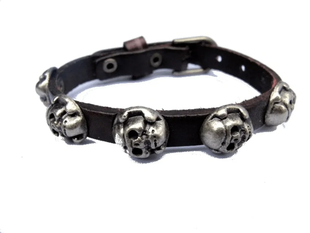 Brunt läderarmband med figurer - Bild 1