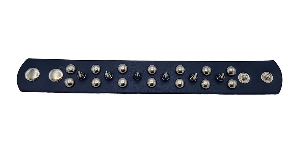 Svart armband med spetsiga & runda metallnitar – punkrock stil - Bild 1