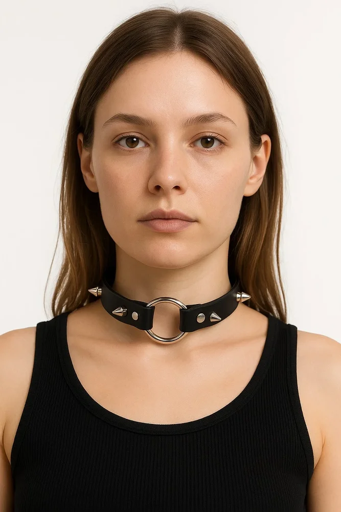 Svart choker med metallring och nitar - Bild 1