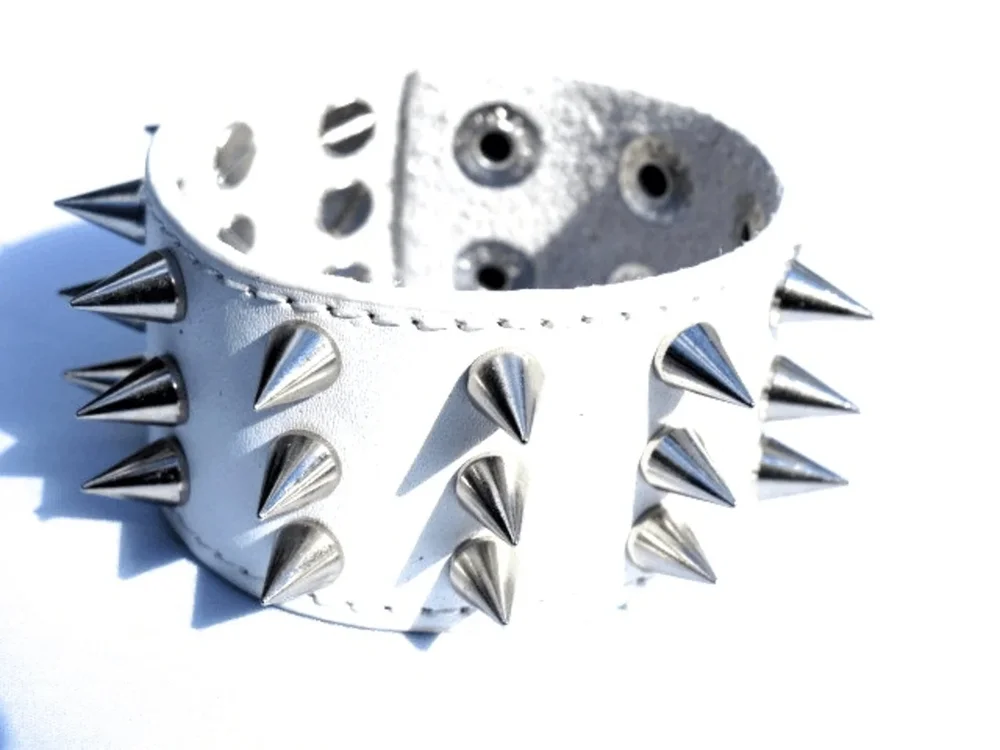 Vit läderarmband med silverfärgade nitar - Bild 1