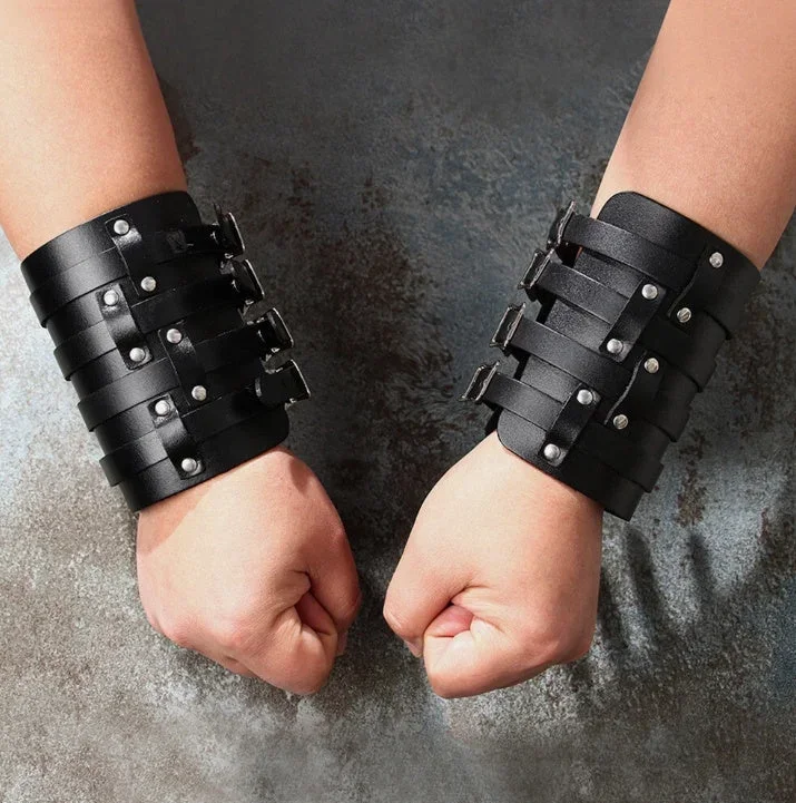 Svarta läderarmband med spännen – justerbara breda manschetter - Bild 2
