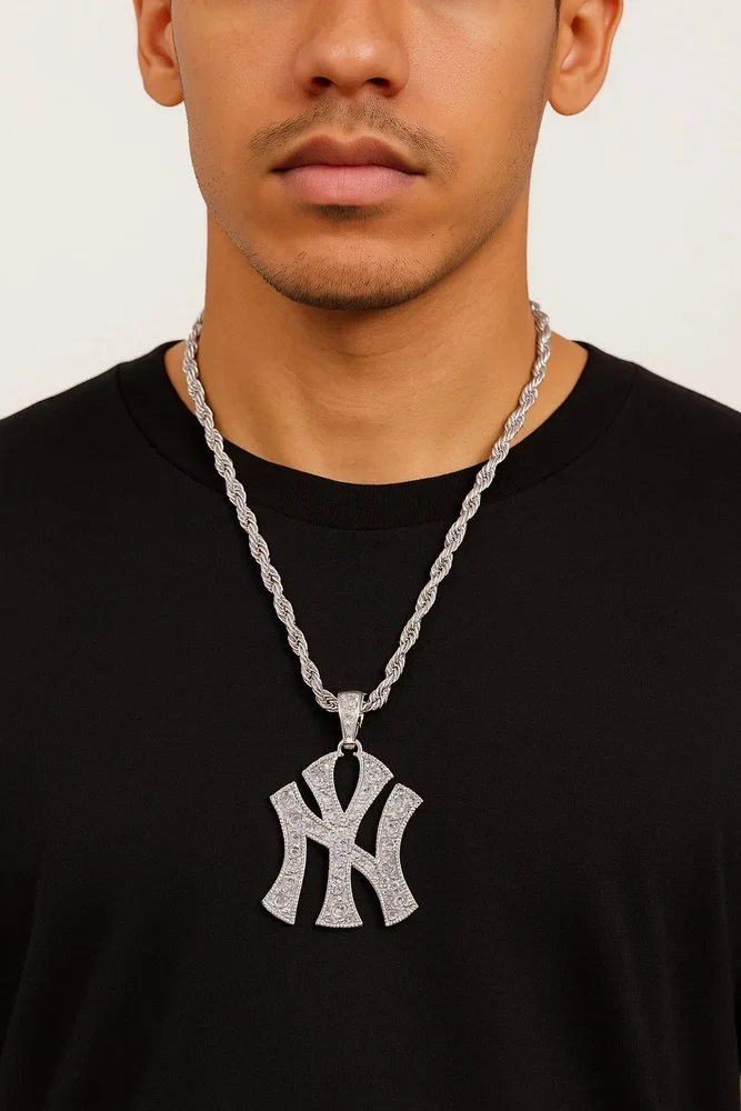 Silverfärgat halsband med stort NY-hänge - Bild 3