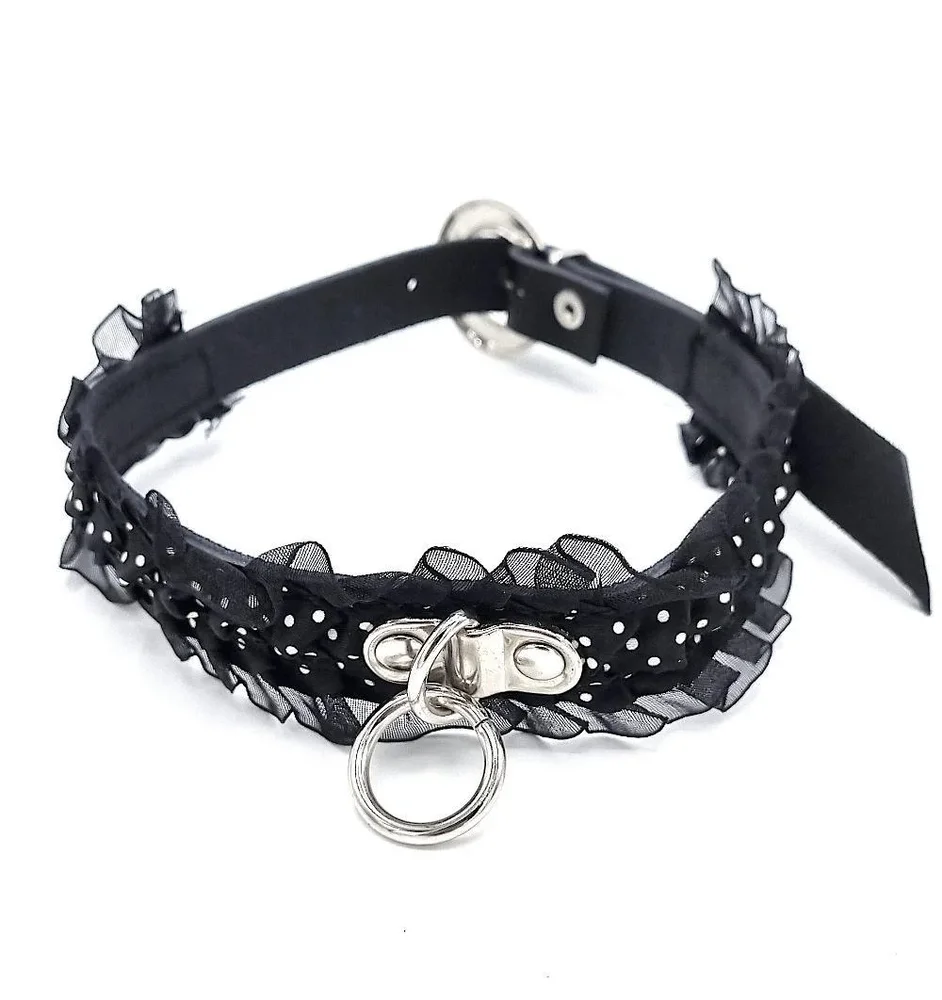 Svart halsband med prickigt tyg volang och ring - Bondage - Bild 1