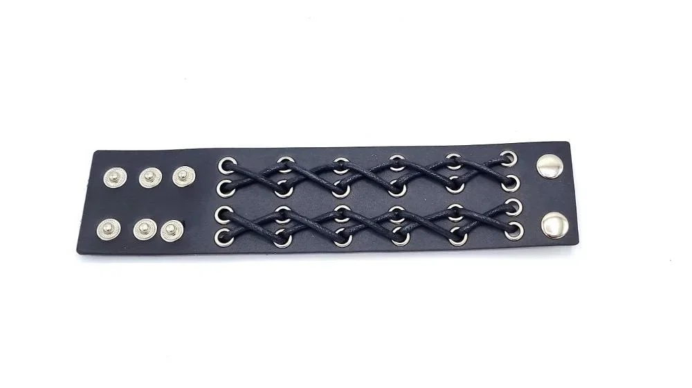 Svart Läderarmband med Korssnörning – Justerbart Cuff i Rockig Design - Bild 2