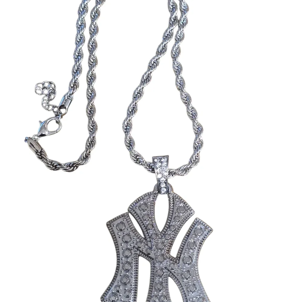 Silverfärgat halsband med stort NY-hänge - Bild 1