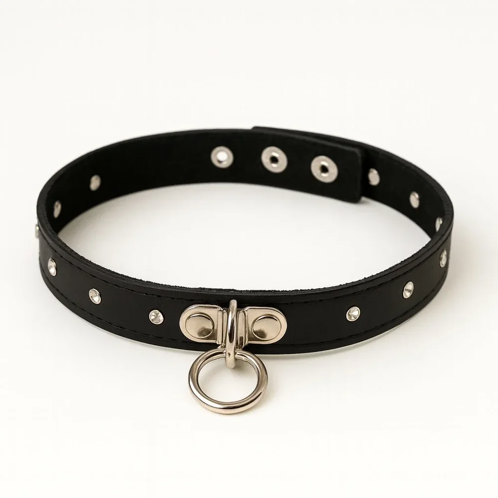 Svart choker med strassdetaljer och metallring - Bild 1