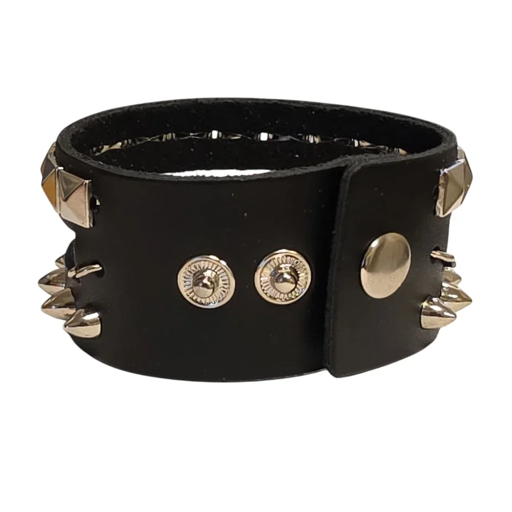 Dubbelradigt Läderarmband med Pyramidnitar, Kedja och Spikes - Bild 3