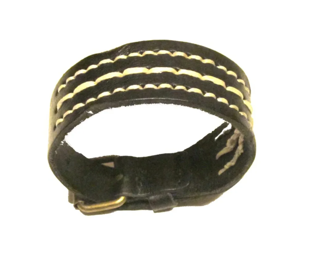 Svart läderarmband med vit tråd