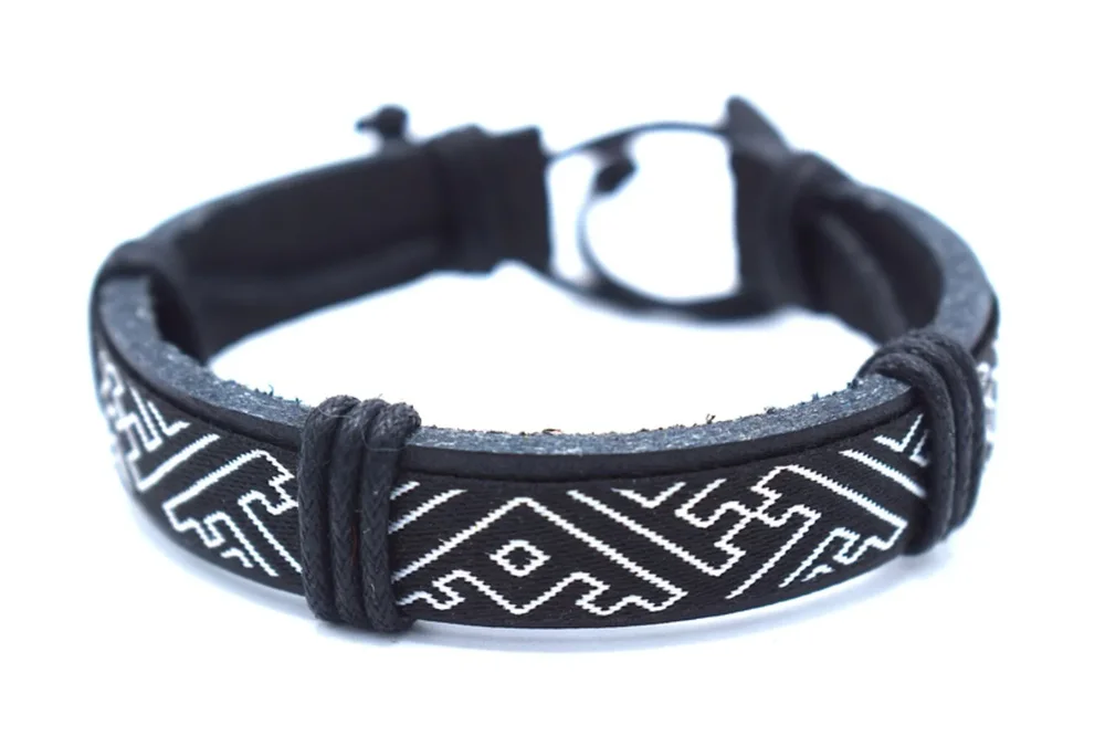 Svart läderarmband med vita mönster - Bild 1