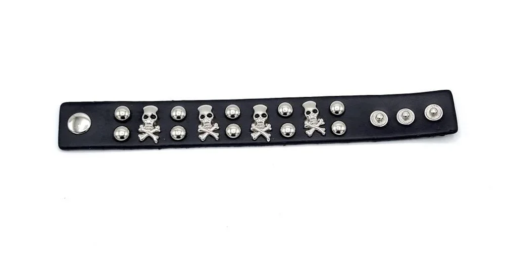 Rockigt Armband med Döskallar och Nitar – Svart Konstläder - Bild 2