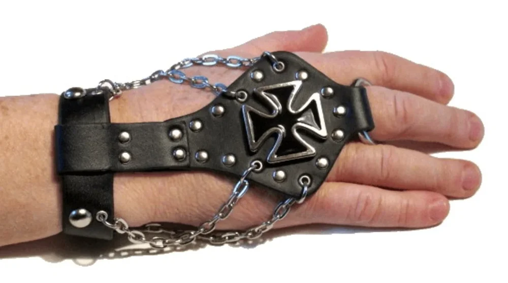 Läderarmband med malteserkors och runda nitar - Bild 1