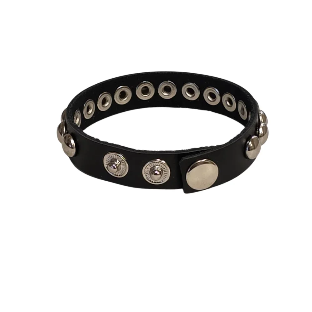 Smalt svart läderarmband med silvernitar – justerbar - Bild 2