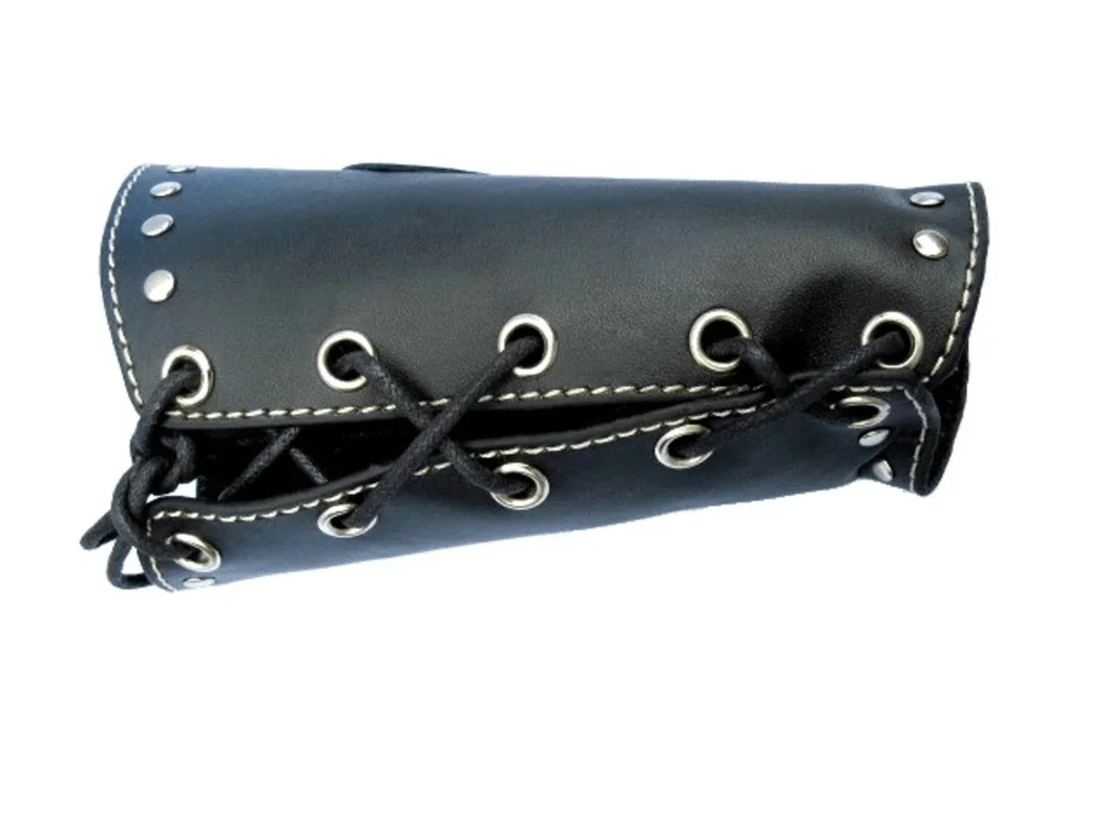 Stort läderarmband med Kors och nitar - Bild 2