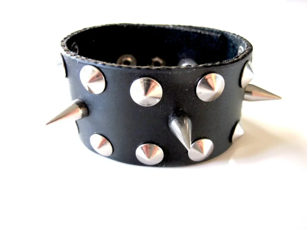 Nitarmband med runda och spike nitar - Bild 1
