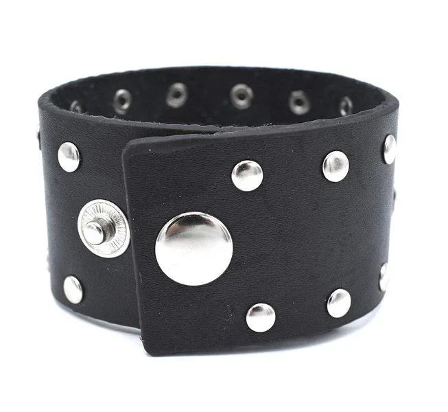 Svart armband med dödskallar och runda nitar - Bild 2
