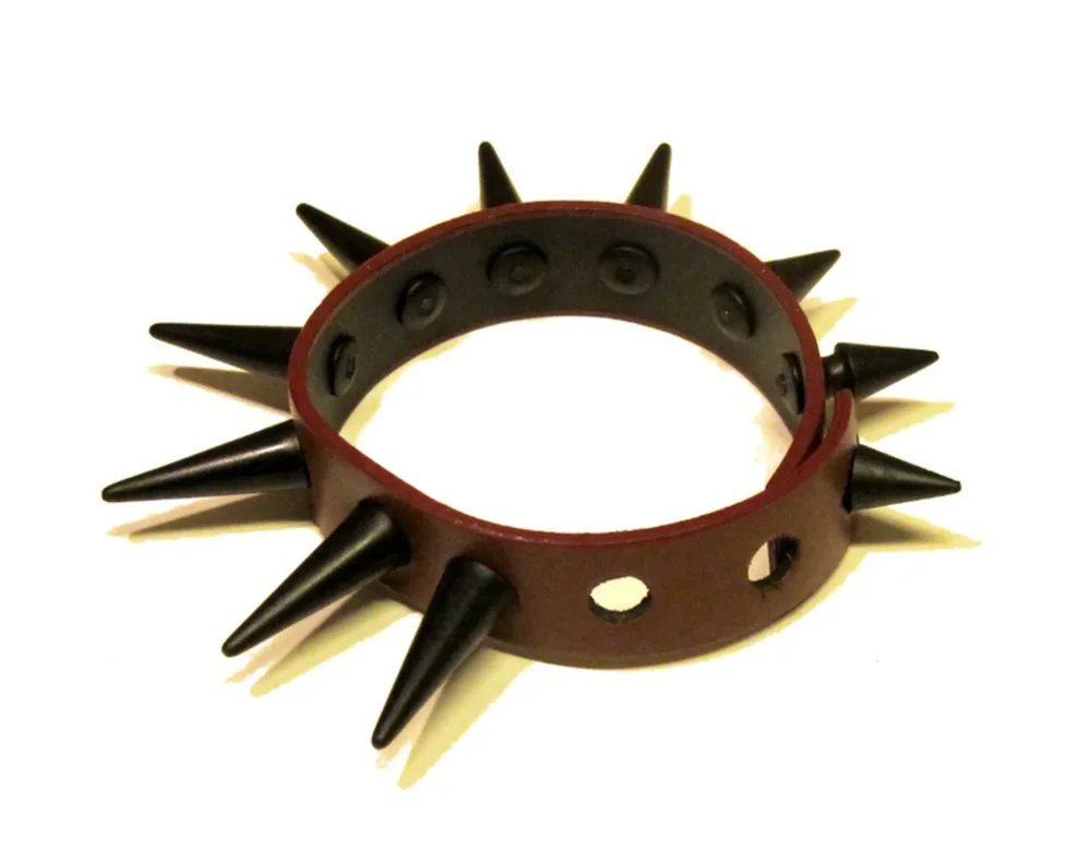 Brun armband med svarta gummi nitar - Bild 1