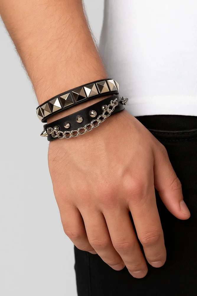 Dubbelradigt Läderarmband med Pyramidnitar, Kedja och Spikes - Bild 1