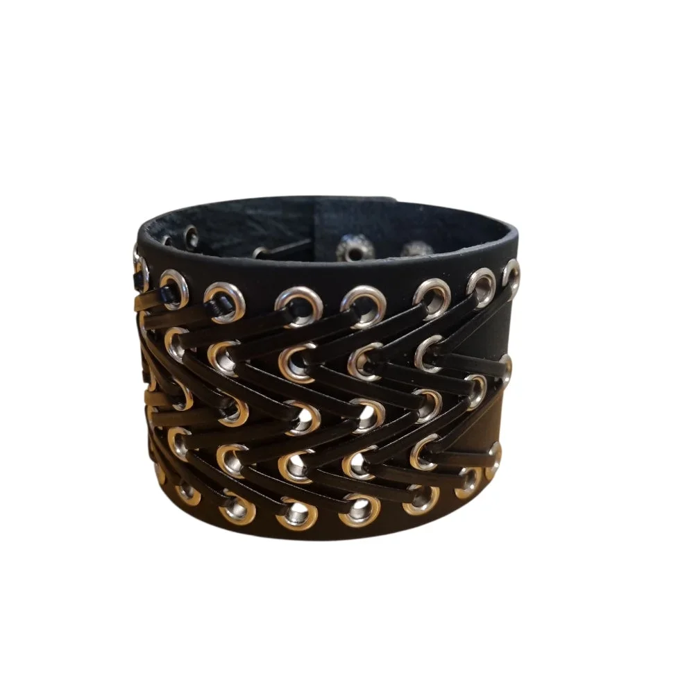 Brett svart läderarmband med snörning och metalldetaljer - Bild 1