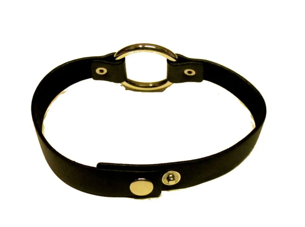 Svart läderhalsband med ring - Bild 2