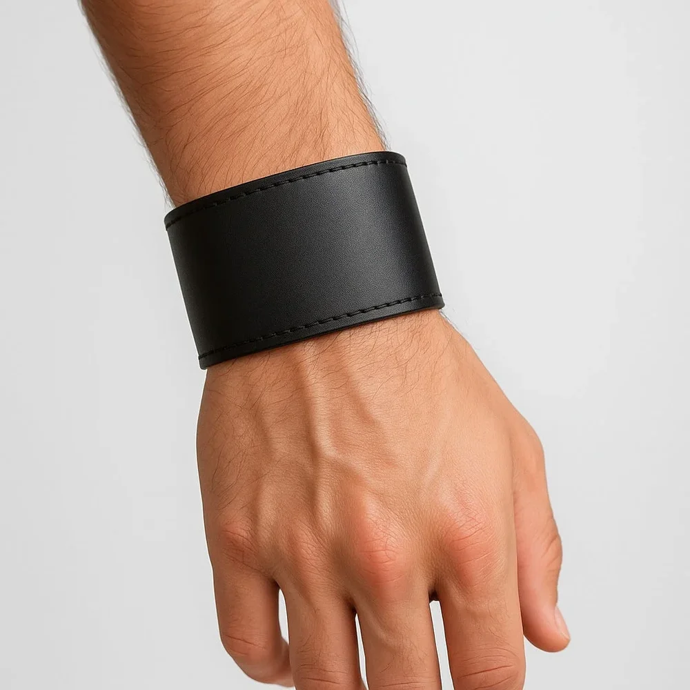 Bred svart läderarmband – justerbar tryckknapps stängning - Bild 1