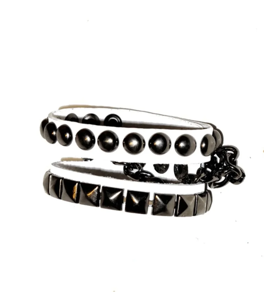 Vit Läder armband med kedja, pyramid- och runda nitar - Bild 3