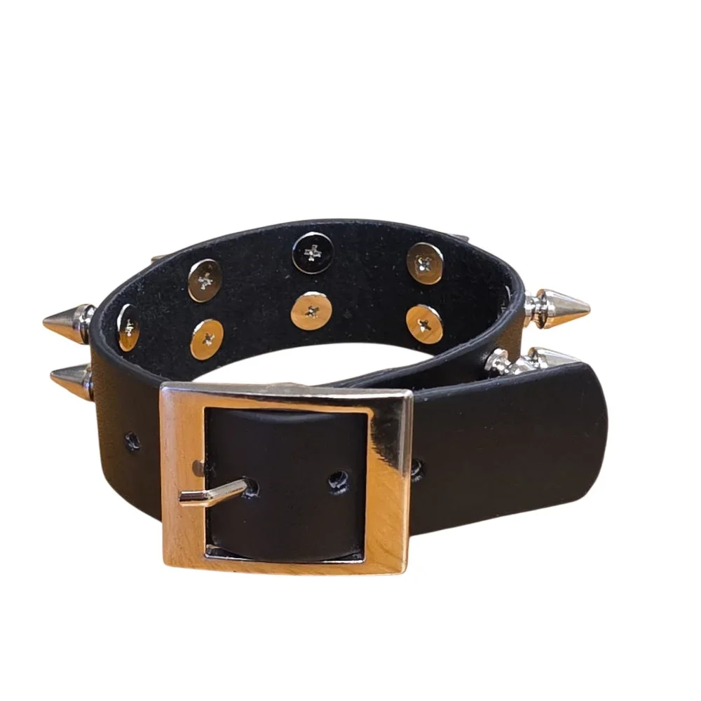 Svart läderarmband med dubbla rader konformade spikes - Bild 2