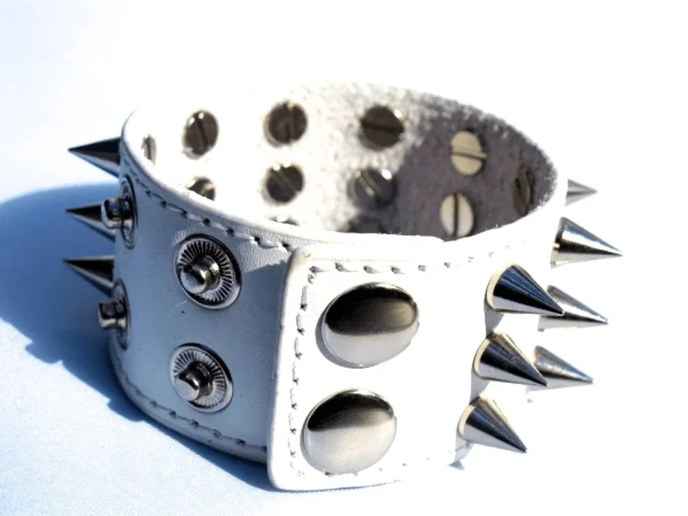 Vit läderarmband med silverfärgade nitar - Bild 2