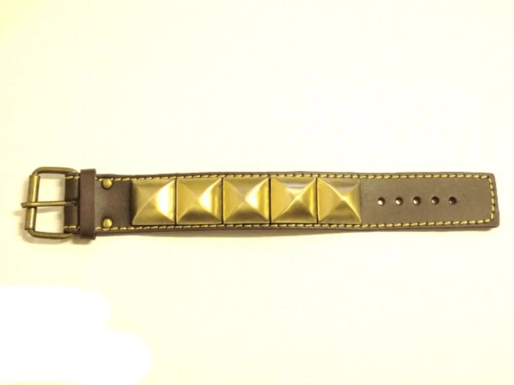 Brun läderarmband med guldfärgade pyramid nitar - Bild 1
