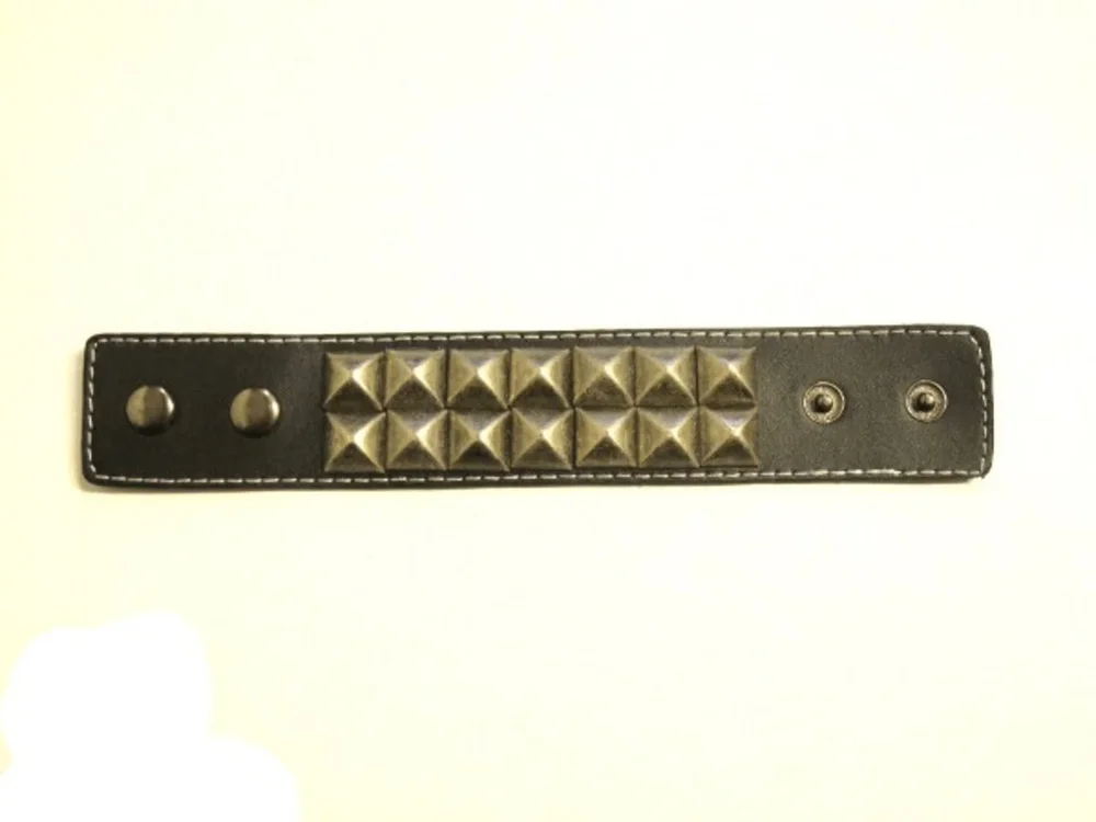 Svart läderarmband med pyramidnitar - 2 rad - Bild 2