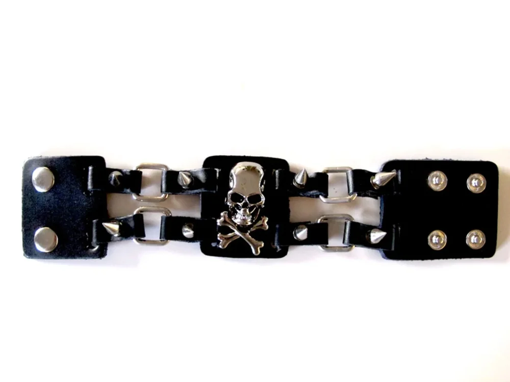 Läderarmband med nitar och spikes - Bild 1