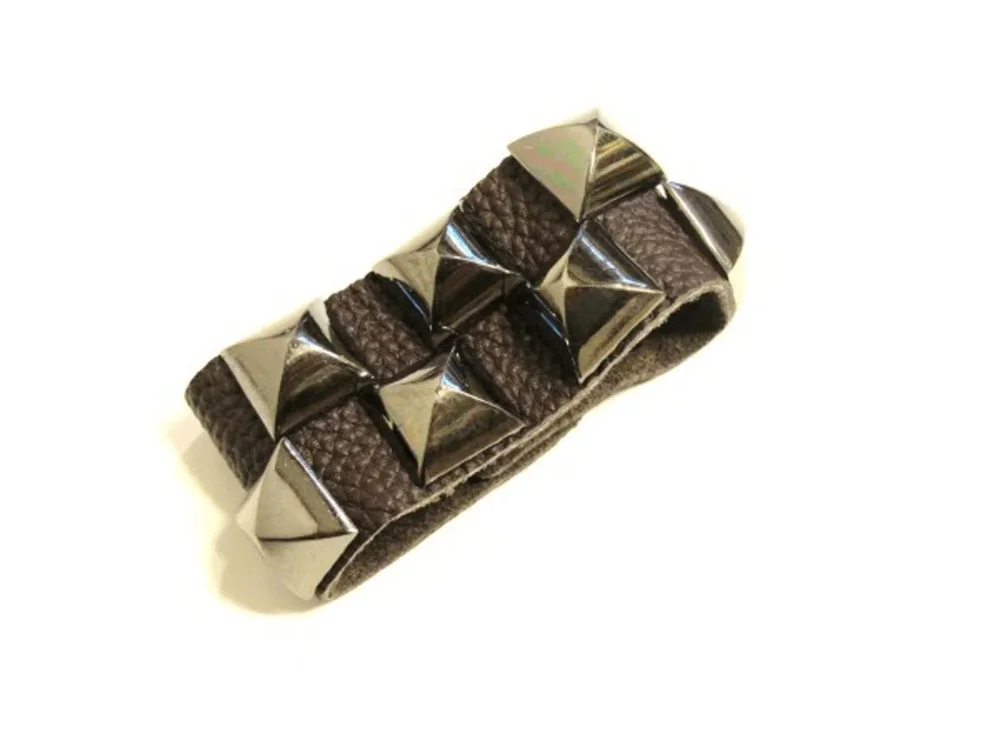 Brun läderarmband med pyramid nitar - Bild 2