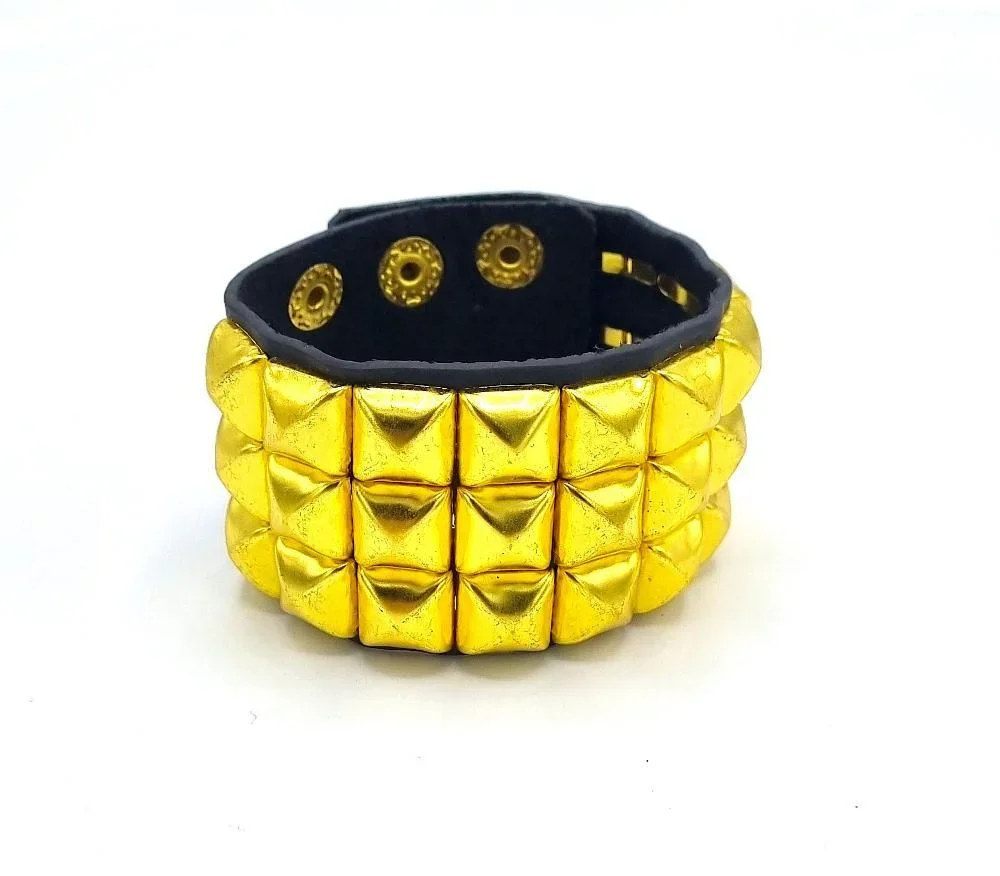 Läderarmband med pyramid nitar 3-rad - Bild 1