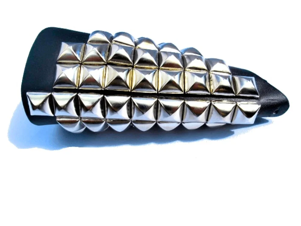 Stort läderarmband med pyramid nitar - Bild 3