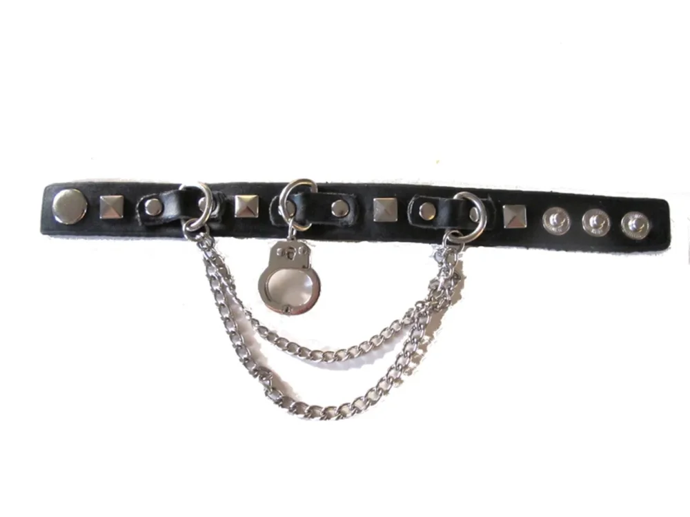 Svart armband med nitar och handklovar - Bild 2