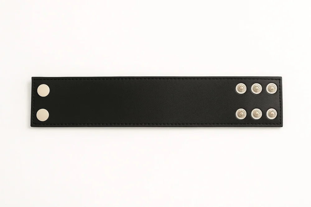 Bred svart läderarmband – justerbar tryckknapps stängning - Bild 2