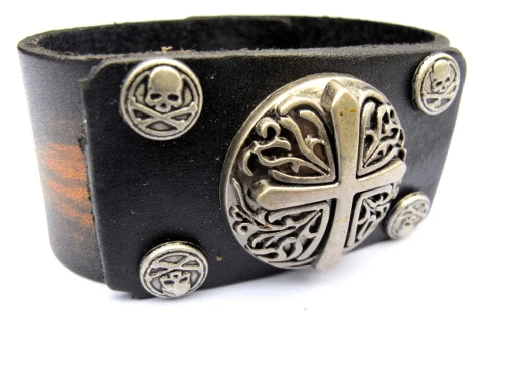 Brunt läderarmband med kors och döskallar - Bild 3