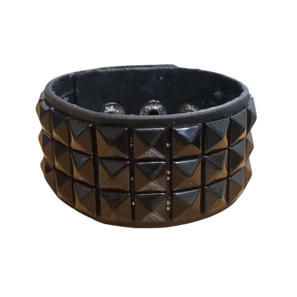 Brett svart nitarmband med pyramidnitar – Justerbar storlek - Bild 1