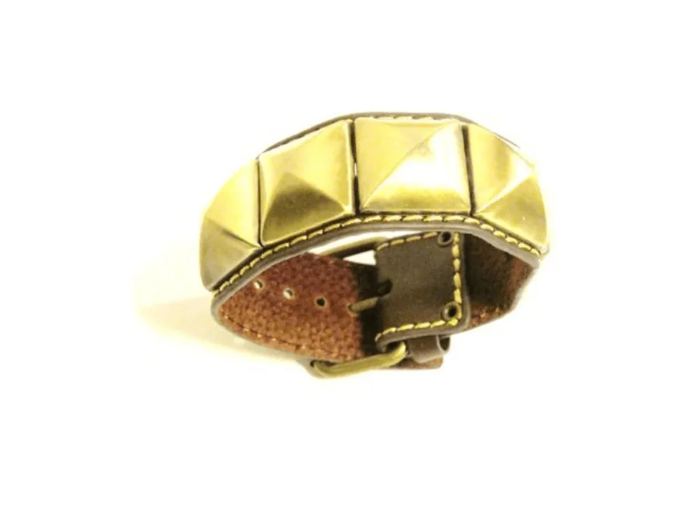 Brun läderarmband med guldfärgade pyramid nitar - Bild 2