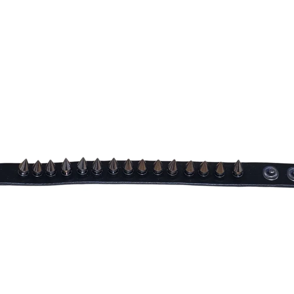 Smalt svart läderarmband med konformade spikes – justerbar - Bild 3